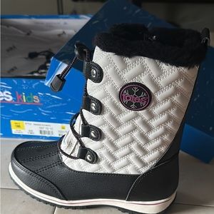 Girl’s snow boots. Never worn. Size 3